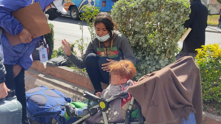 Una migrante venezolana junto a su hijo en La Paz. Foto: ANF