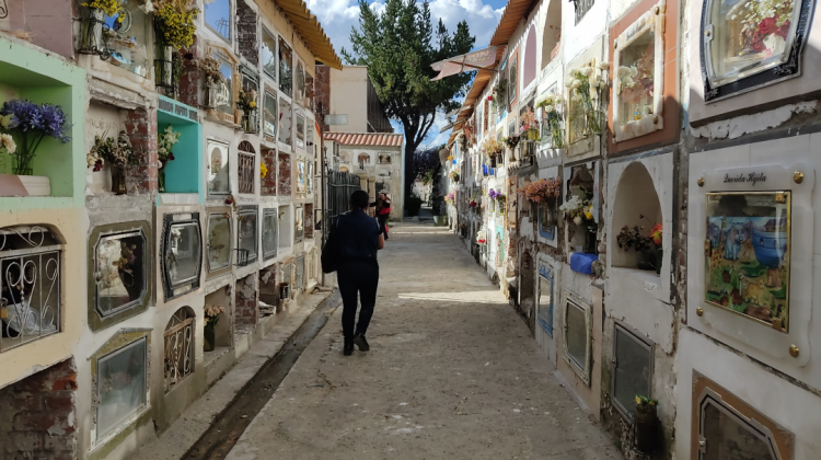 Una persona en el Cementerio General de La Paz. Foto: ANF