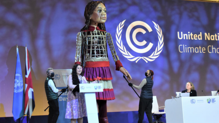Una marioneta gigante sorprende en la sesión de la COP26. Foto. ONU