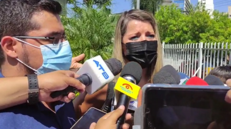 Maricruz Ribera tras brindar su declaración informativa en la Fiscalía cruceña. Foto: Captura de pantalla