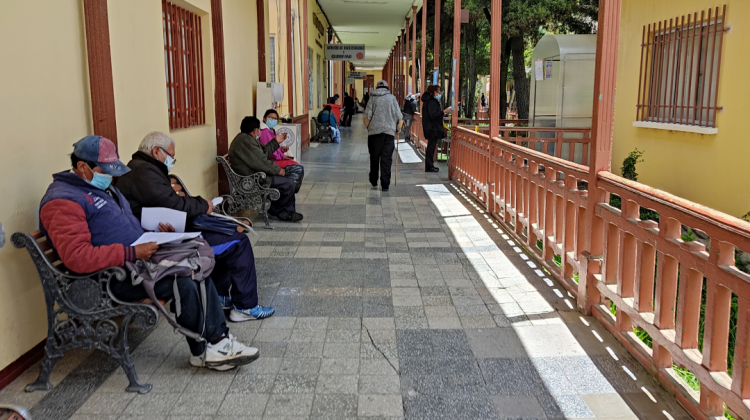 Pacientes esperan por atención en el Hospital de Clínicas. Foto: ANF
