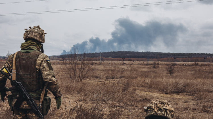 EuropaPress_4290688_soldado_ejercito_ucraniano_observa_humo_bombardeos_marzo_2022_irpin_ucrania