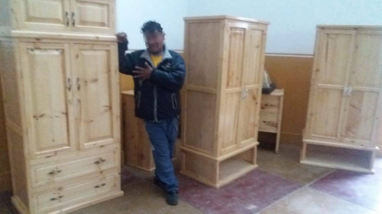 Internos del penal de Chonchocoro realizan trabajos de carpintería por sus propios medios en un proceso de autorehabilitación. Foto: cortesía
