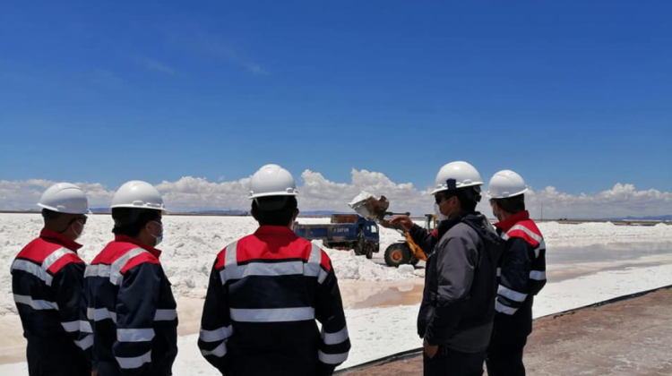 Trabajo sobre el salar para la extracción del litio. Foto: YLB