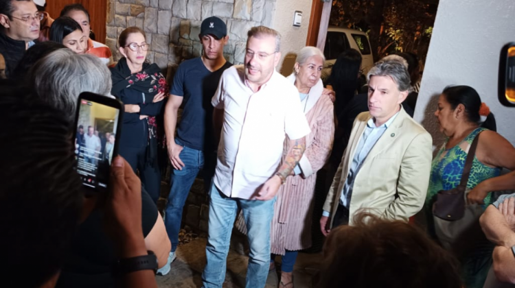 Rómulo Calvo tras la fuga de los policías. Foto: Rómulo Calvo