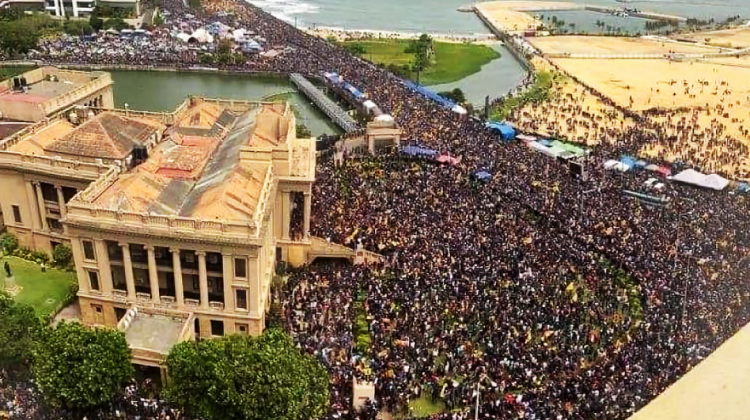 Miles de manifestantes toman la casa presidencial de Sri Lanka.  Foto: RRSS