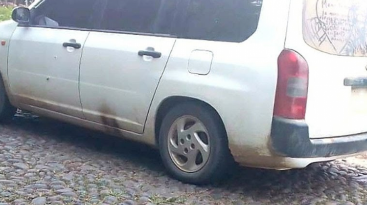 El vehículo donde fueron encontrados las víctimas. Foto: Radio Carrasco