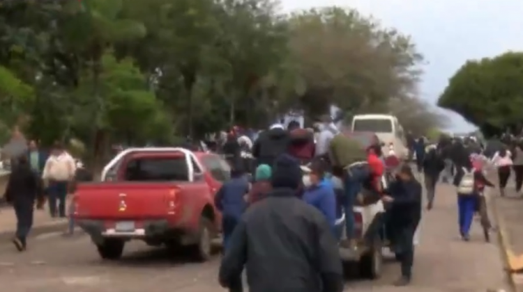 Vándalos liderados por el ministro de Obras ejercen violencia en desbloqueo de Santa Cruz