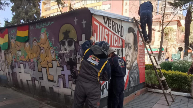 Desmantelamiento de las estructuras improvisadas frente a El Prado de La Paz. Foto: Erbol