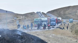 Tercer día de bloqueo en la carretera La Paz-Oruro, cientos de choferes ya no tienen alimentos