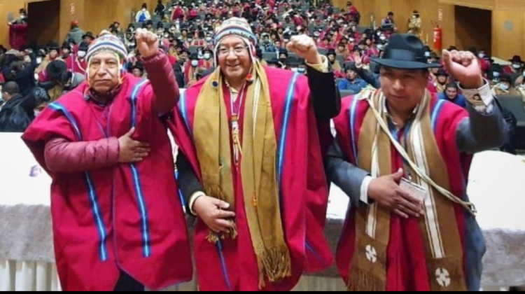 El exdirigente Obvidio Mamani Mamani junto al presidente del Estado, Luis Arce, y al vicepresidente, David Choquehuanca.