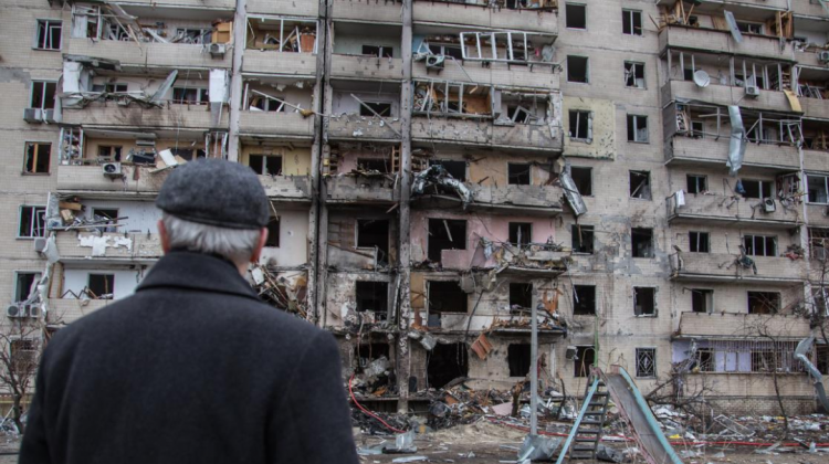 UNDP-UKR-War-Ukraine-man-building