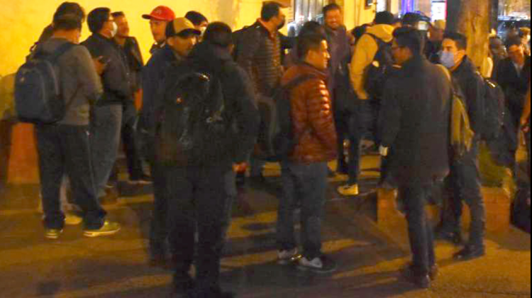 El jueves por la noche varias personas esperaban abordar sus buses para trasladarse a Santa Cruz. Foto: APG
