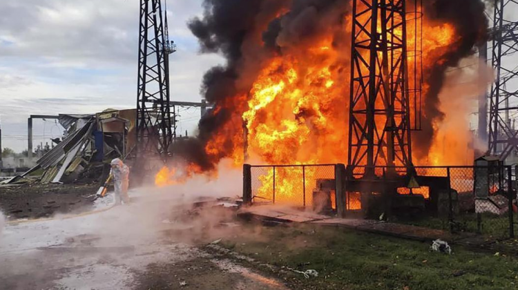 Una de las centrales eléctricas de Ucrania se incendia tras un ataque.