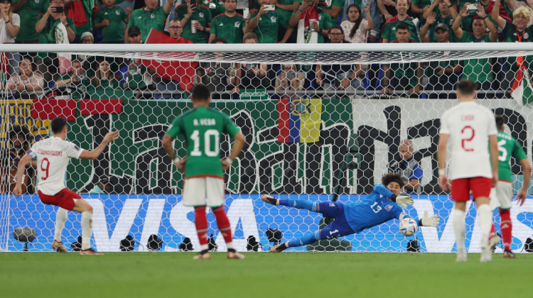 Penal atajado por Memo Ochoa. Foto: FIFA