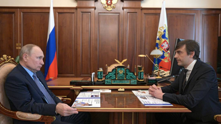 El presidente de Rusia, Vladimir Putin, junto al ministro de Educación de ese país, Sergei Kravtsov.