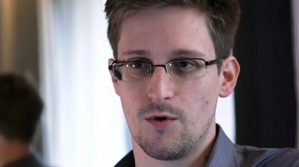 Snowden recibe su pasaporte ruso después de que Putin le concediera la ciudadanía