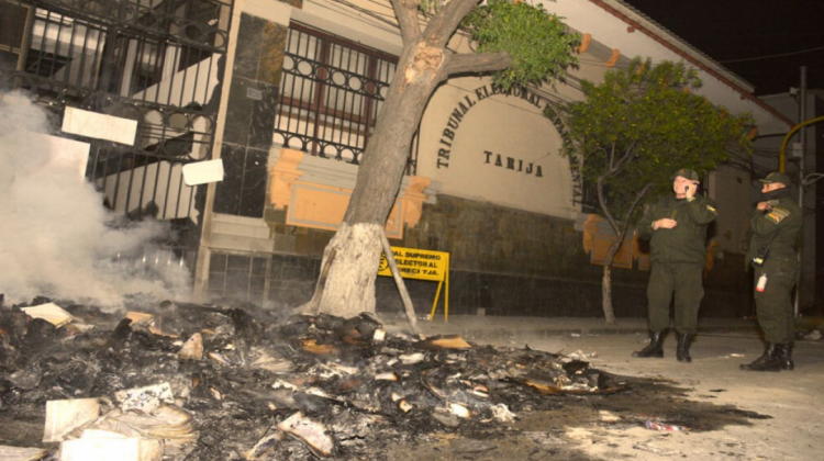 Un grupo de personas quemó las ánforas del TED de Tarija el 21 de octubre de 2019. foto: Internet
