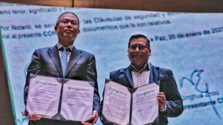 Representantes de CBC y YLB durante la firma del convenio.Foto: ABI