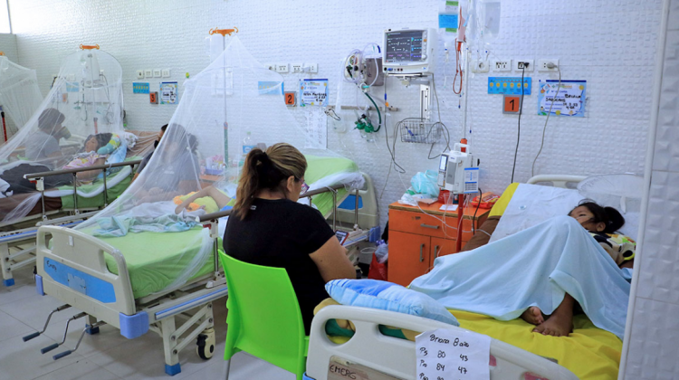 Menores siendo atendidos con mosquiteros en hospitales de Santa Cruz