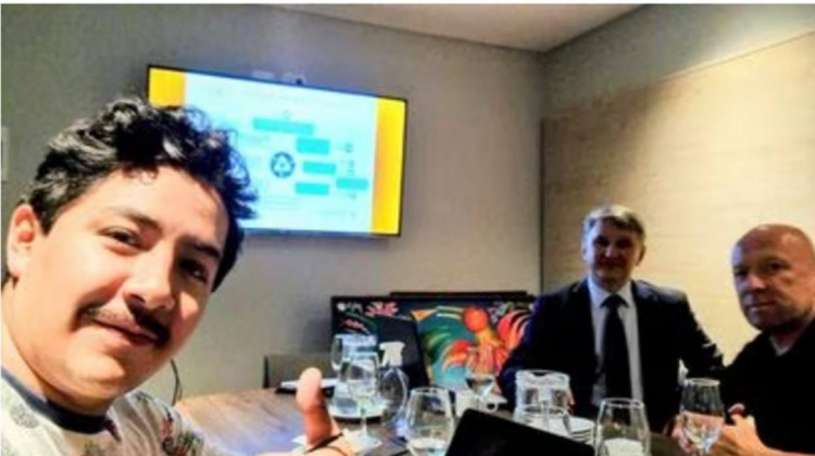 Marcelo Arce junto a directivos de una empresa rusa. Foto presentada por el diputado Héctor Arce para denunciar al hijo del Presidente. Video: ANF.