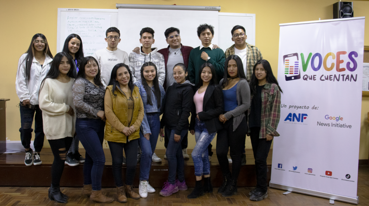 Participantes del taller de capacitación del proyecto &#34;Voces que Cuentan&#34; realizado en la carrera de Comunicación Social de la UTO.  Foto: ANF}