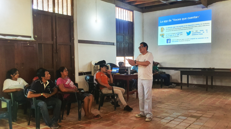 El director general de la ANF, Sergio Montes SJ, expone el proyecto &#34;Voces que Cuentan&#34; en el municipio de San Ignacio de Moxos, Beni.}