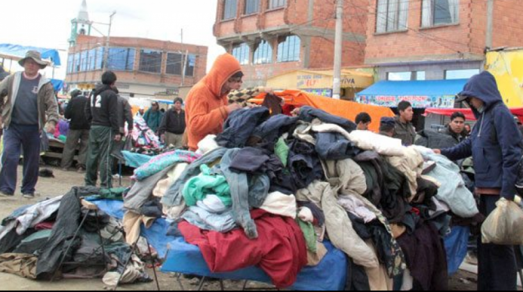 Venta de ropa usada en El Alto. Foto: El Diario