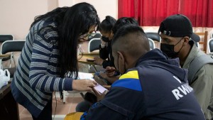 Estudiantes de secundaria del colegio Luis Espinal Camps Fe y Alegría de la ciudad de El Alto reciben una orientación técnica sobre la app "Voces que Cuentan".      Foto: ANF