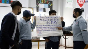 Un grupo de estudiantes muestra su trabajo. Foto: ANF