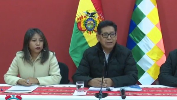 Edgar Pary, ministro de Educación, en conferencia de prensa