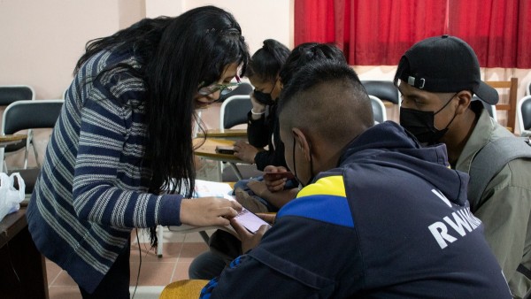 Estudiantes de secundaria del colegio Luis Espinal Camps Fe y Alegría de la ciudad de El Alto reciben una orientación técnica sobre la app "Voces que Cuentan".      Foto: ANF}
