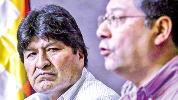 Evo Morales mira a Luis Arce en una anterior reunión