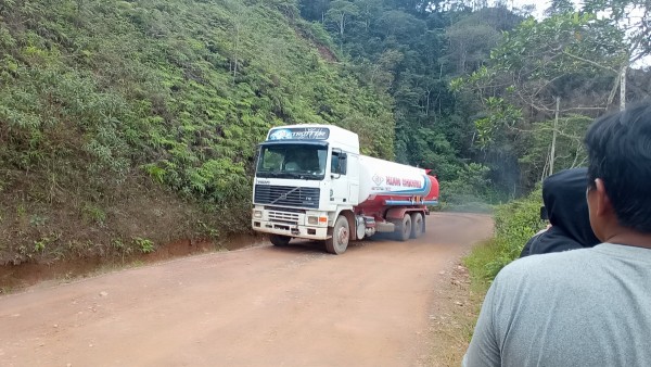 Menores de edad trabajan con el carguío de conbustible y otros. Foto: ANF.