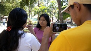Jóvenes indígenas realizan entrevistas a habitantes del municipio de San Ignacio de Moxos, Beni.    Foto: ANF