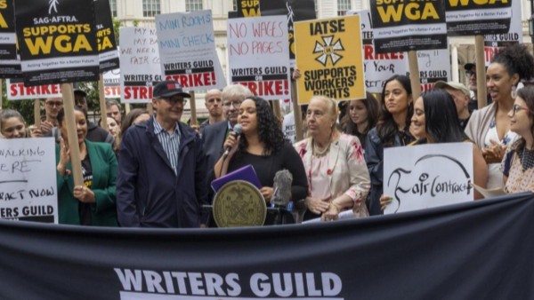 Actores se suman a la huelga de guionistas en Hollywood.