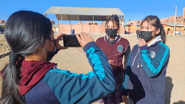 Dos estudiantes del colegio Humberto Portocarrero entrevistan a una de sus compañeras.}