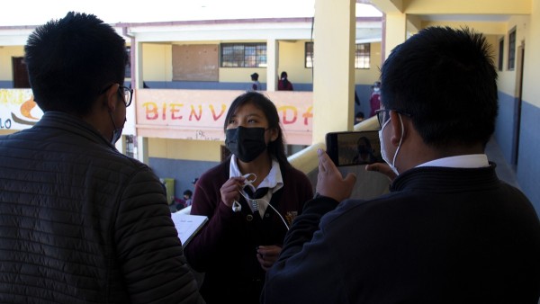 Estudiantes realizan su práctica de cobertura periodística en el colegio Fernando Bravo de El Alto.   Foto: ANF}