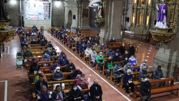 Fieles durante la homilía. Foto: CEB