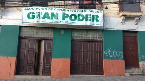 La antigua fachada del Centro Cultural Gran Poder se mantuvo, la nueva construcción está en el interior del inmueble. Foto: ANF