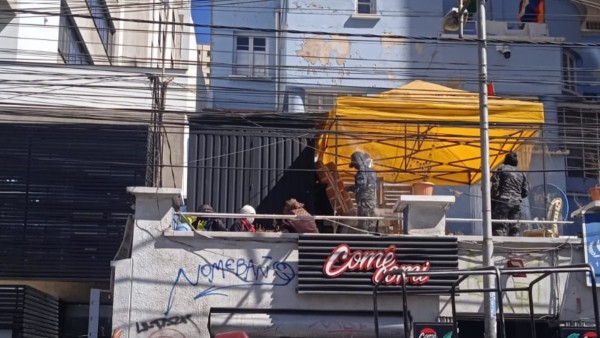 Las tres personas que este jueves se instalaron justo al lado donde está Carvajal. Foto: ANF