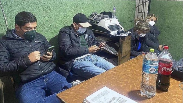 Loa exministros y la expresidenta en celdas policiales tras ser aprehendidos. Foto: Internet