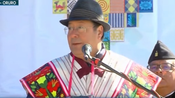 Luis Arce, presidente de Bolivia, anunciando las reservas de litio en Coipasa. Foto: Captura BTV