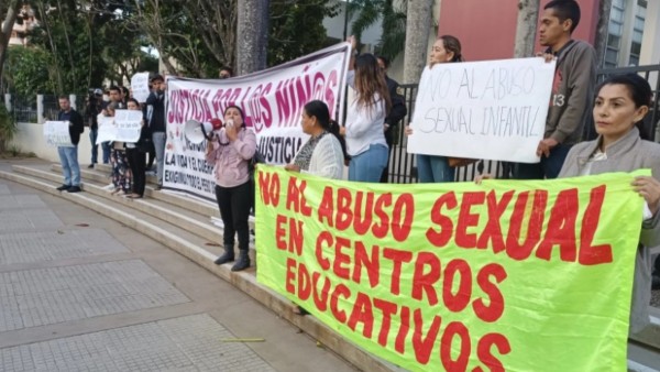 Protesta en la puerta del colegio Alemán. Foto: Asuntos Centrales, archivo