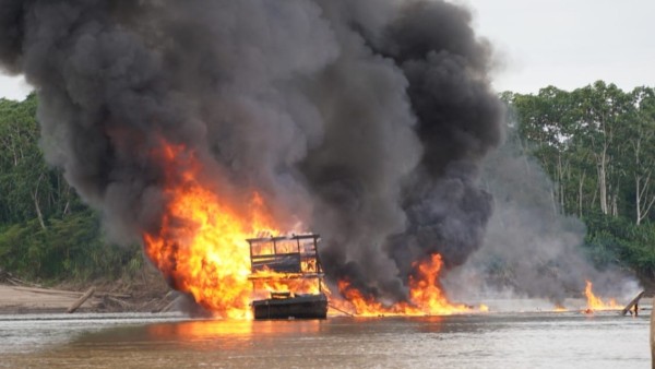 Una de las naves destruidas en el operativo. Foto: Ministerio de Gobierno