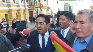 Día de la Bandera: Afines al MAS expulsan de la Plaza Murillo a activistas de El Búnker