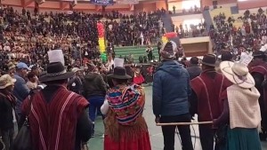 Por segundo día, campesinos se enfrentan a chicotazos e insultos en el congreso de la Csutcb