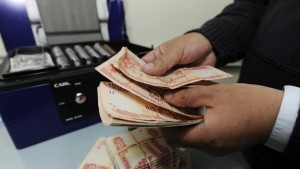 Cinco empleados de un banco fueron aprehendidos por sustraer dinero de cuentas de clientes