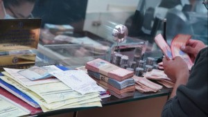 Ante escasez de dólares y cobro de comisiones, Asoban dice que patrimonio de la banca se fortalece