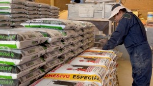 Emprendedor potosino se lanza al mercado del cemento cola